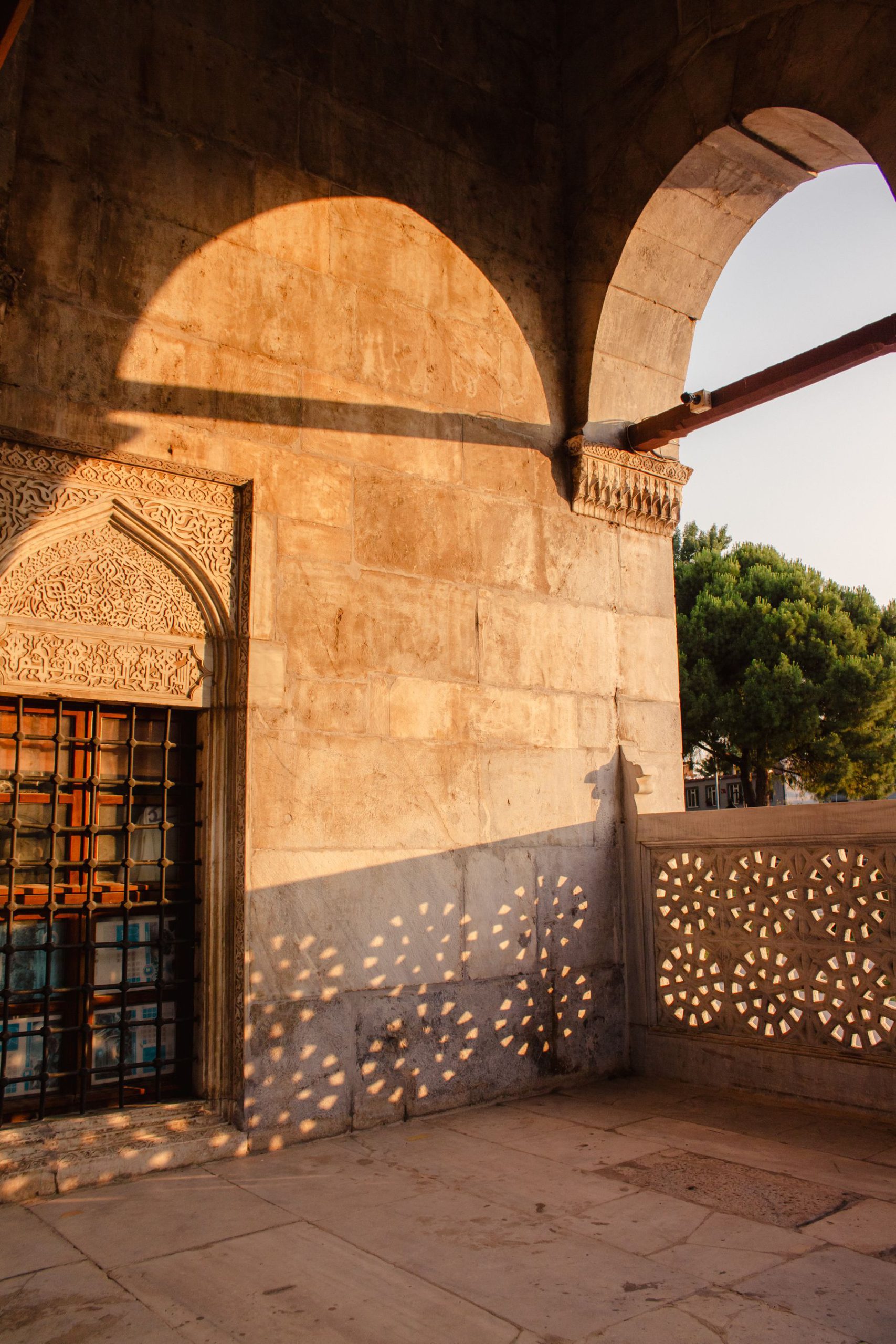 Arco de piedra con sombras calidas dibujadas por el sol